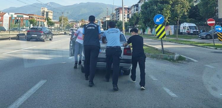 Bursa’da zabıta ekiplerinden alkışlanacak hareket! Bursa'da yakıtı bittiği için