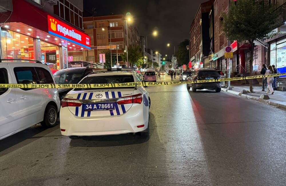 Polisin üzerine yürüyen eli bıçaklı şahıs etkisiz hale getirildi Esenler'de elinde bıçakla polis