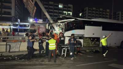 Adana'da kontrolden çıkan yolcu otobüsü