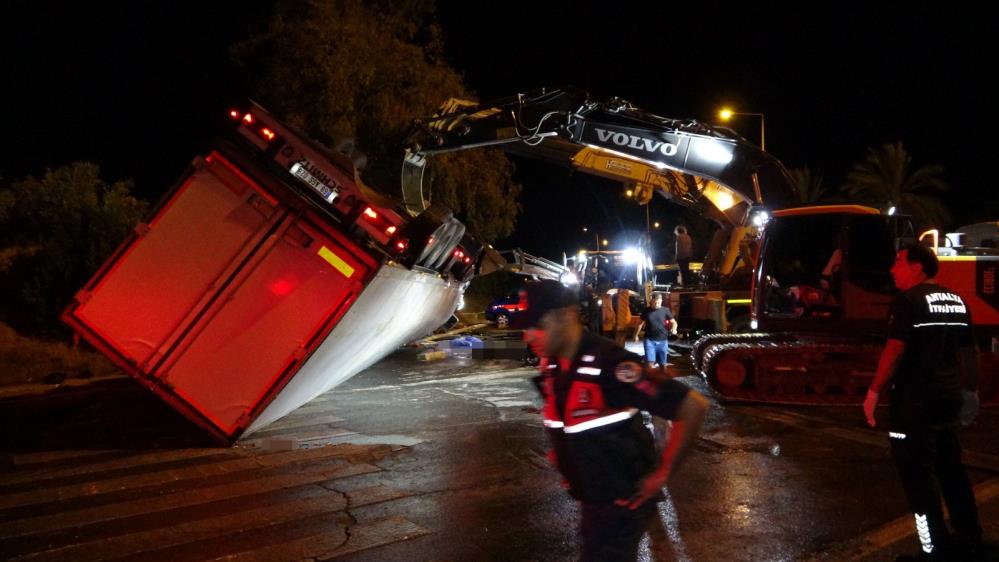 Tır devrildi, durakta bekleyen 2 kişi hayatını kaybetti Antalya'nın Manavgat ilçesinde tırın