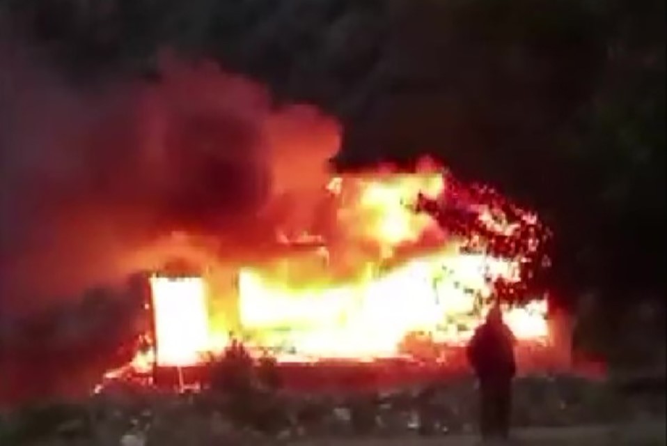 Ahşap ev alev alev yandı Amasya’da bir köyde tek