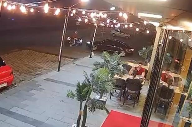 Motosiklet kendisine yol veren otomobile çarptı Kayseri'nin Kocasinan ilçesinde meydana