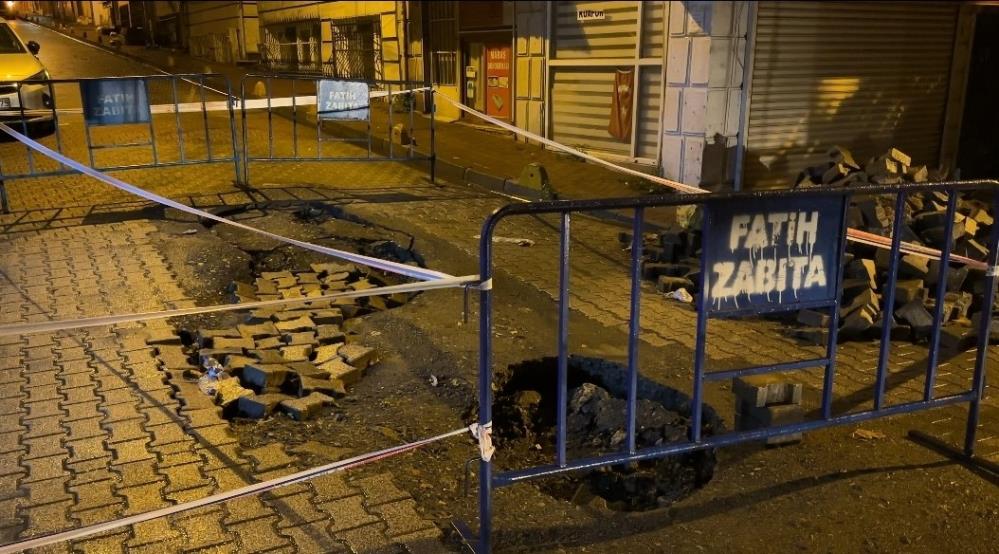 Yağışla yol çöktü, kamyon ve otomobil çukura girdi Fatih'te yağmur sonrası