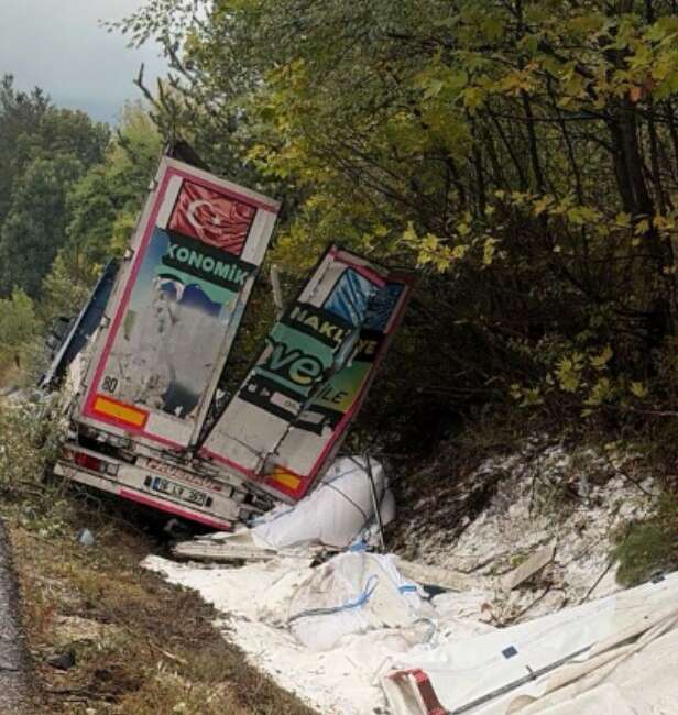 Bursa’da tır, yağmur suyu kanalına uçtu. Bursa'nın İnegöl ilçesinde yağış