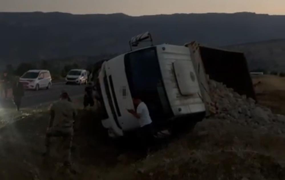 Freni boşalan kamyonet devrildi: 1 yaralı Hakkari'nin Derecik ilçesinde freni