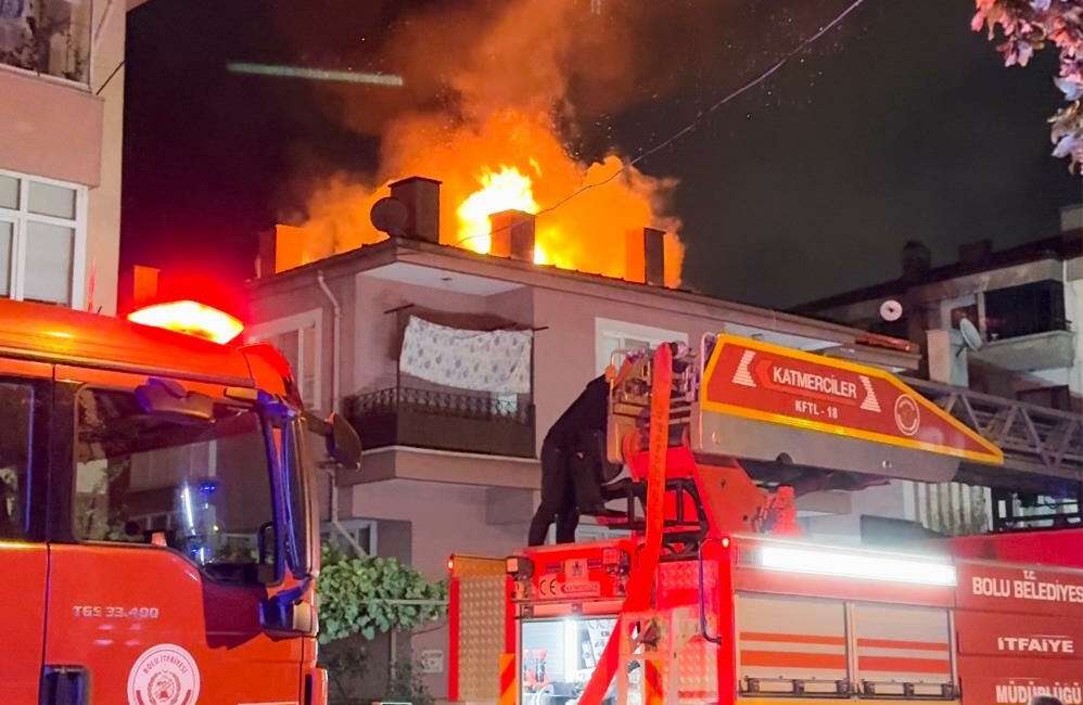 3 katlı evin çatısı alev alev yandı Bolu'da 3 katlı bir