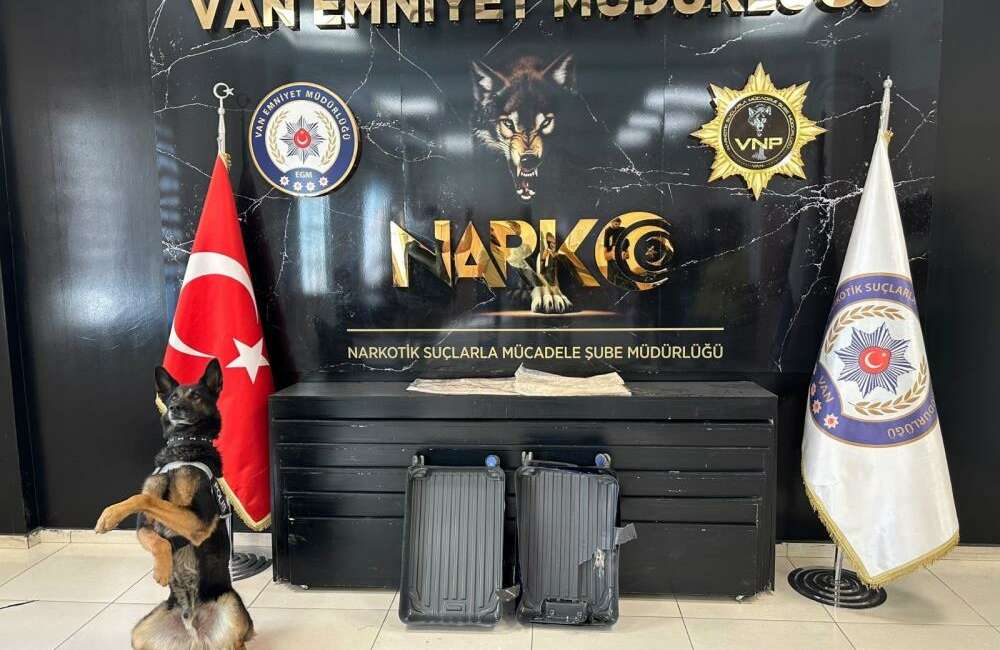 Havalimanında 2 kilo 100 gram uyuşturucu ele geçirildi Van'da polis ekiplerince Ferit