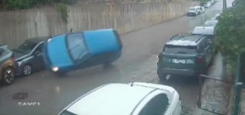 Bursa’da bu kazada 3 araç hasar gördü; Kontrolü kaybetti… Bursa'da seyir halindeyken sürücüsünün