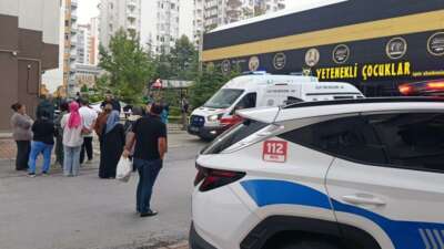 Kayseri'nin Talas ilçesinde balkon temizlediği