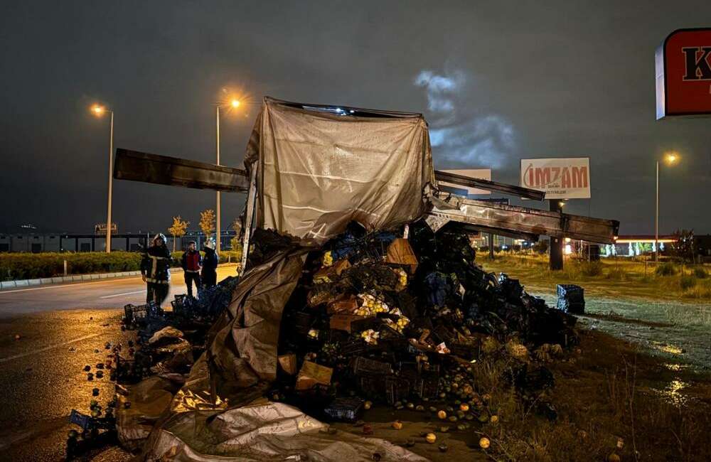 Sebze ve meyve yüklü kamyon alevlere teslim oldu Kayseri’nin Melikgazi ilçesinde sebze