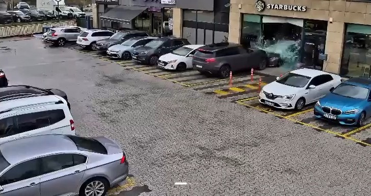 Sürücüsünün kontrolünden çıkan cip kafeye daldı İstanbul'un Çekmeköy ilçesinde alışveriş