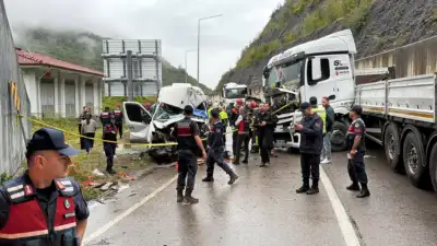 Bartın-Karabük kara yolunda yolcu minibüsü