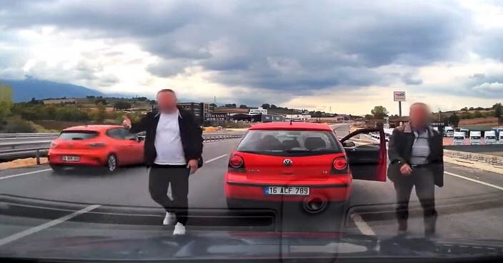 Bursa’da yol kestiler, 360 bin lira ceza yediler Bursa'nın İnegöl ilçesinde seyir