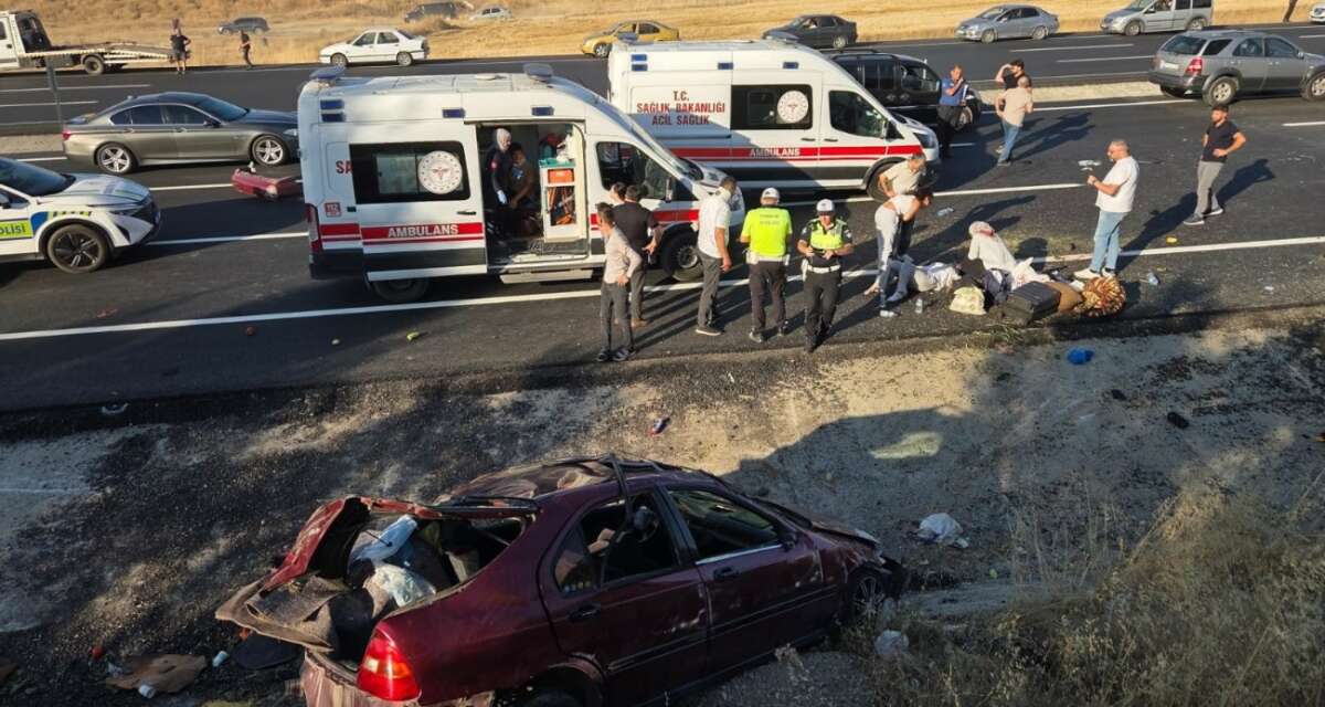 Direksiyon hakimiyetini kaybetti, karşı şeritte dehşet saçtı: 1 ölü, 7 yaralı