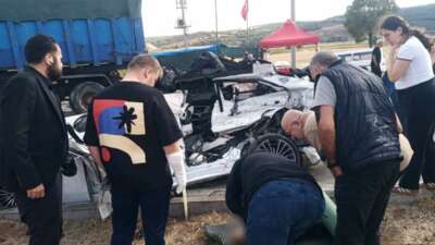 Balıkesir’in Bandırma ilçesinde otomobilin karşı