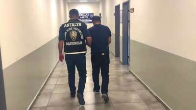 Kendisini telefonda komiser olarak tanıtıp