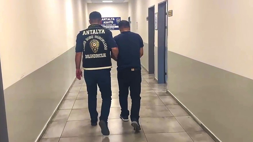 Kendisini komiser olarak tanıtıp milyonluk vurgun yapan şüpheli tutuklandı Kendisini telefonda komiser olarak