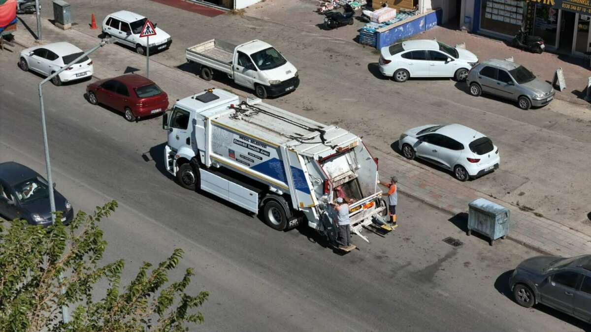 Elektrikli çöp kamyonu İnegöl’de ilk kez sokaklarda!