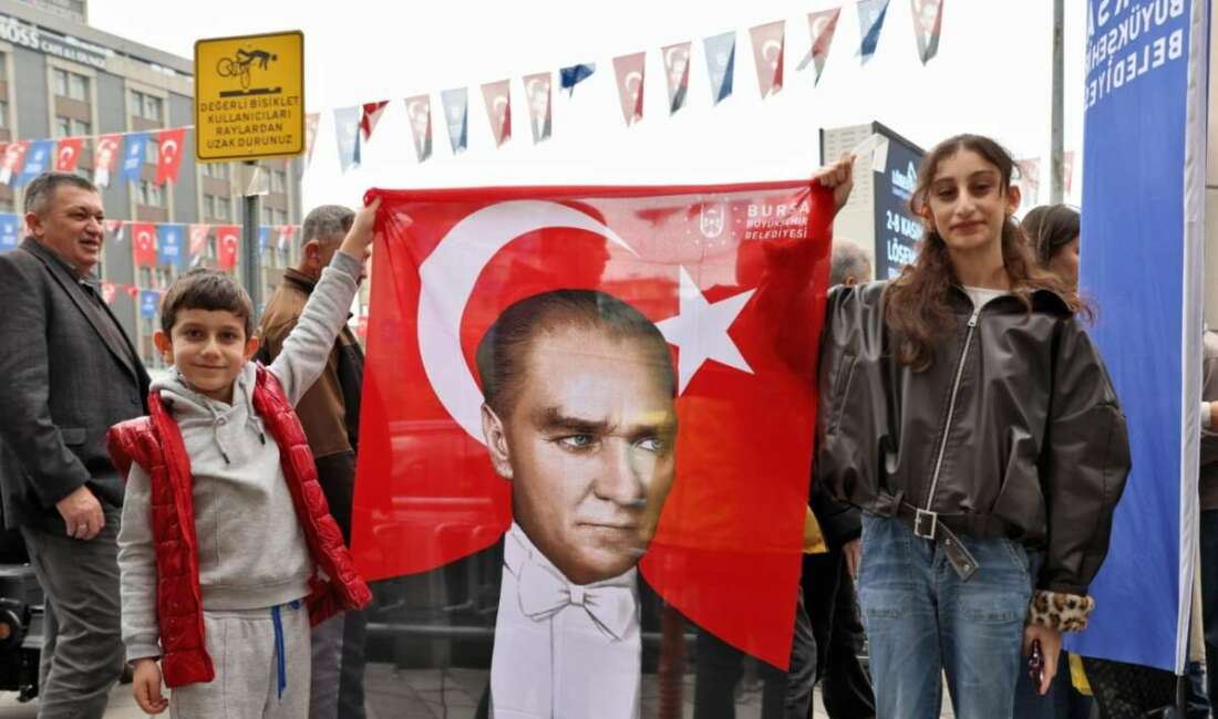 Bursalılara on binlerce Türk bayraklı Atatürk posteri Bursa Büyükşehir Belediyesi,