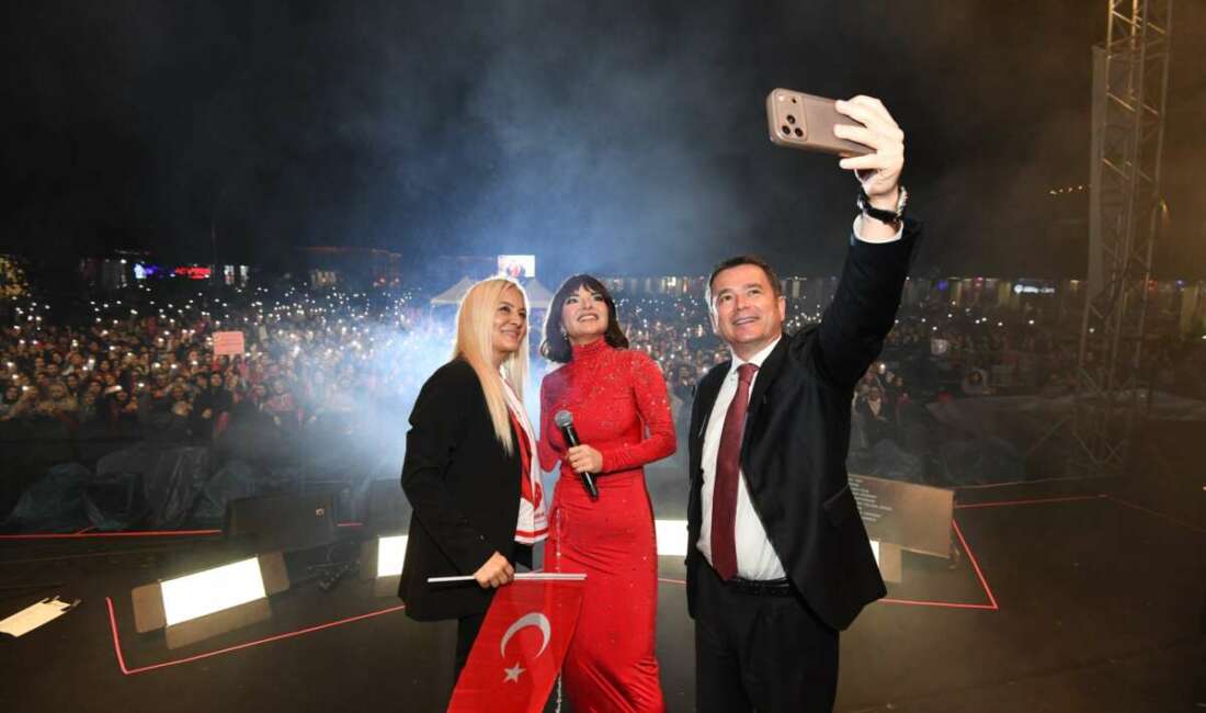 Yağmura rağmen Osmangazi’de Cumhuriyet coşkusu Göksel’le yaşandı