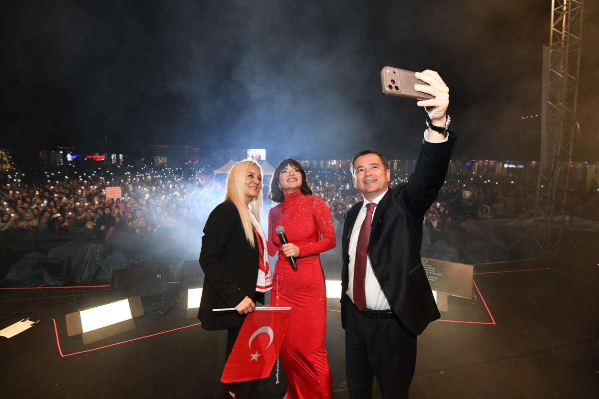Yağmura rağmen Osmangazi’de Cumhuriyet coşkusu Göksel’le yaşandı
