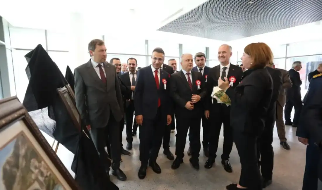 Cumhuriyet temasıyla hazırlanan ve 20 eser İnegöl’de bu sergide! İnegöl Belediyesi ile sanatçı