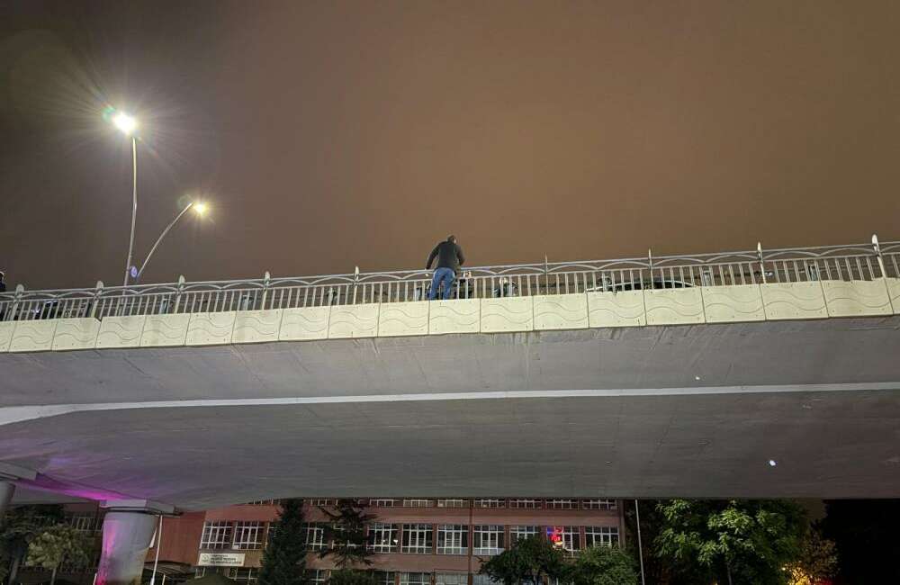 İntihar etmek için köprüye çıkan şahsı polis ekipleri ikna etti Kayseri’nin Kocasinan ilçesinde intihar