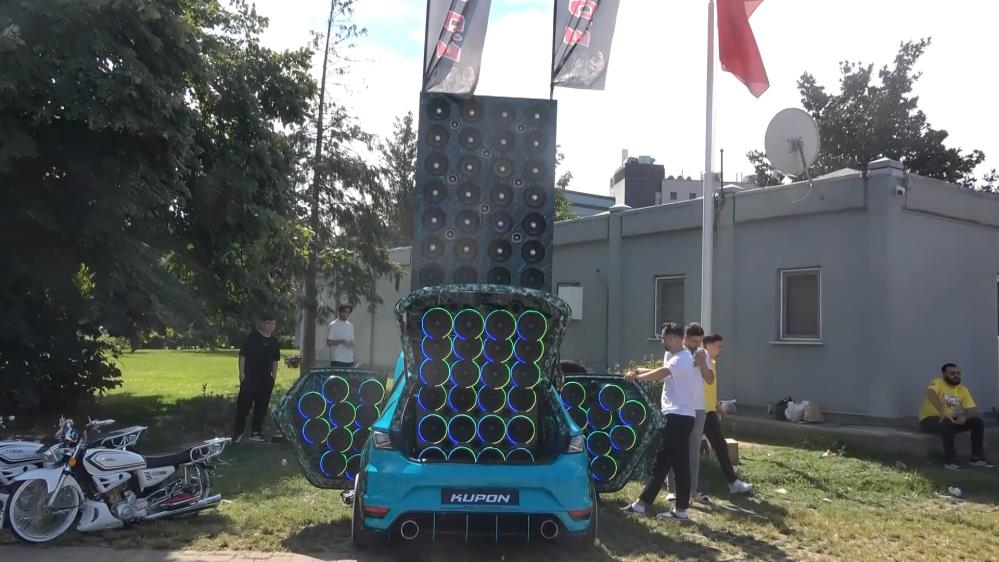 Bursa’da 72 kolonlu otomobil fuarda dikkat çekti Bursa'da düzenlenen otomobil fuarına