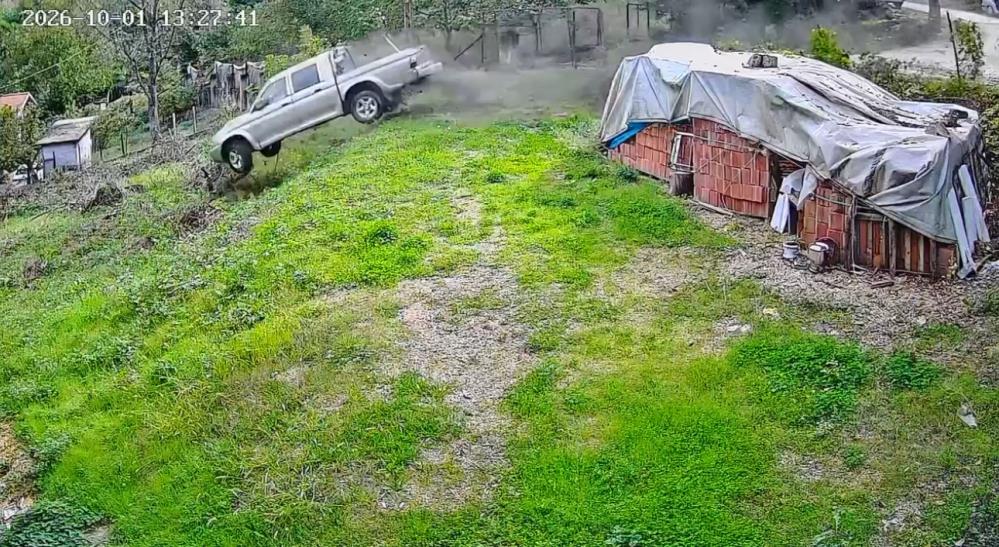 Kamyonet bahçeye uçtu, 3 kadın saniyelerle ölümden döndü Karabük’ün Yenice ilçesinde kontrolden