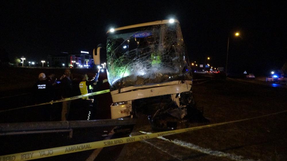 Otobüs ile hafif ticari araç çarpıştı: 2 ölü, 3 yaralı Malatya'da otobüs ile hafif