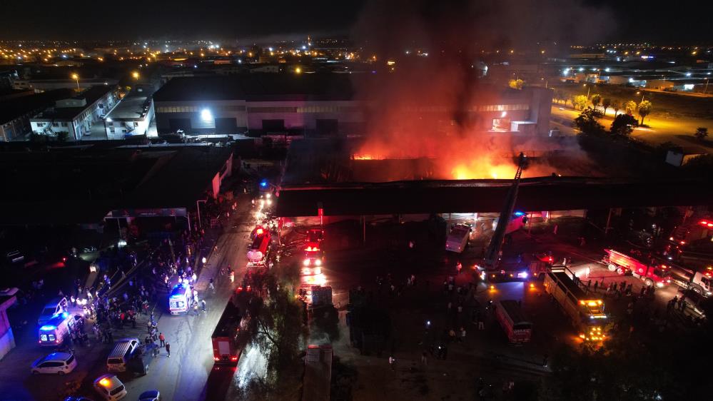 Halde çıkan yangında 22 iş yeri küle döndü Adana'da sebze ve meyve