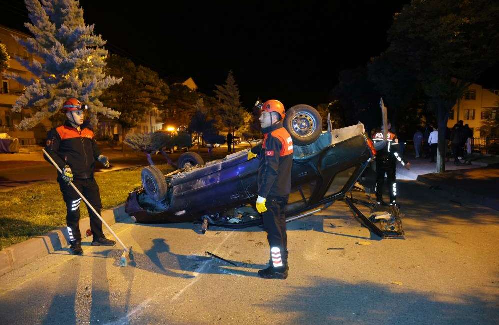 Yarış yaptıkları iddia edilen iki otomobil kavşakta kazaya karıştı Nevşehir'in Ürgüp ilçesinde