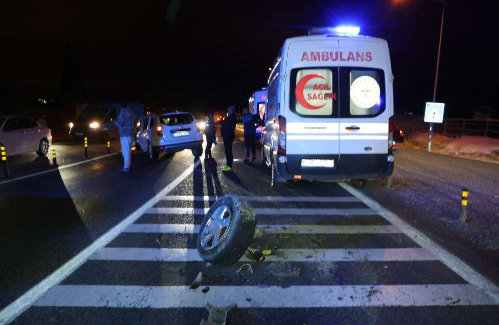 İki otomobil kafa kafaya çarpıştı: 3’ü Çinli turist 5 yaralı Nevşehir'de iki otomobilin kafa