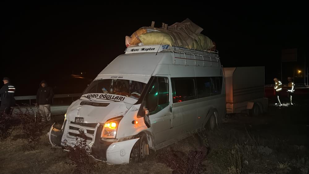 Mevsimlik işçileri taşıyan minibüsle otomobil çarpıştı: 2 yaralı Sivas'ta mevsimlik işçileri taşıyan