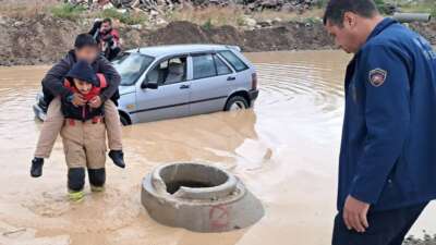 Hatay'da itfaiye personeli, etkili olan