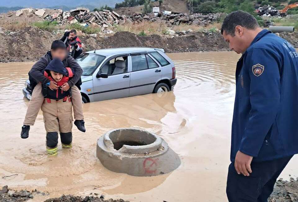 İtfaiye mahsur kalan çocuğu böyle kurtardı! Hatay'da itfaiye personeli, etkili
