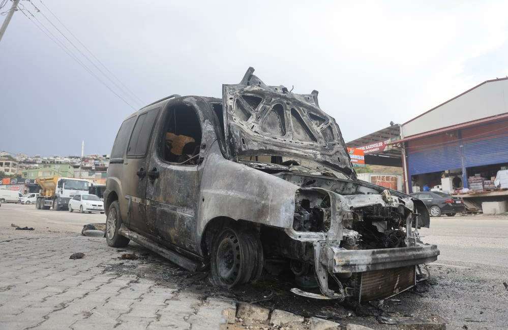 Alev alev yanan araç kullanılamaz hale geldi Hatay'da seyir halindeki Fiat