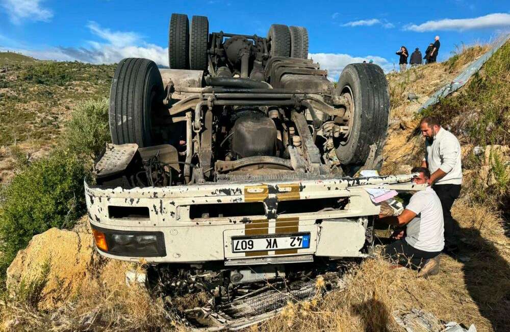 Yem yüklü tır şarampole yuvarlandı: 1 ölü Antalya'nın Manavgat ilçesinde yem