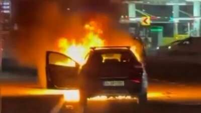 Kağıthane’de bir otomobilin motor kısmında
