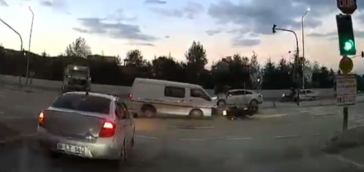 Bursa’da kırmızı ışıkta geçen kamyonet motosiklete böyle çarptı! Bursa’da hastane çıkışında meydana