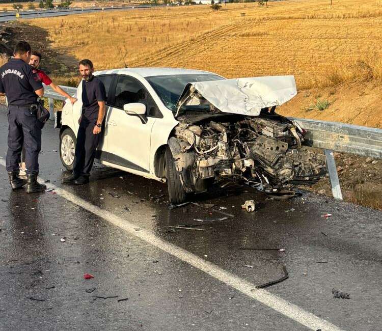 4 araç birbirine girdi; 4 yaralı Adıyaman’ın Gölbaşı-Kahramanmaraş karayolunda dört