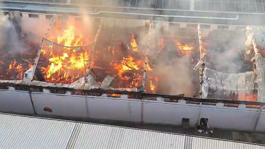 Bursa’da İzmir yolunu siyah dumanlar kapladı! Bursa'nın Nilüfer ilçesinde bir