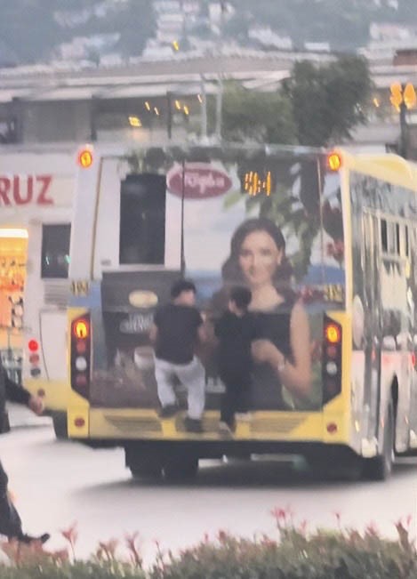 Bursa'da çocukların otobüsün arkasına