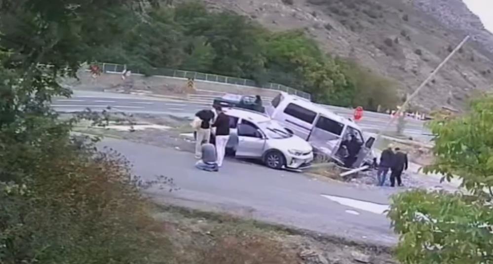 İki aracın arasında kalan kadın ölümden kıl payı kurtuldu! Gümüşhane’de 4 kişinin yaralandığı