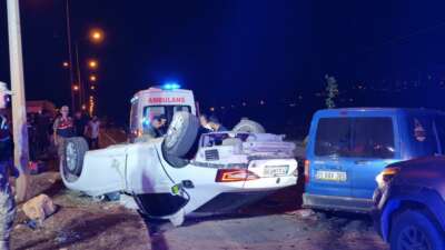 Hatay’da hafif ticari araçla çarpışan