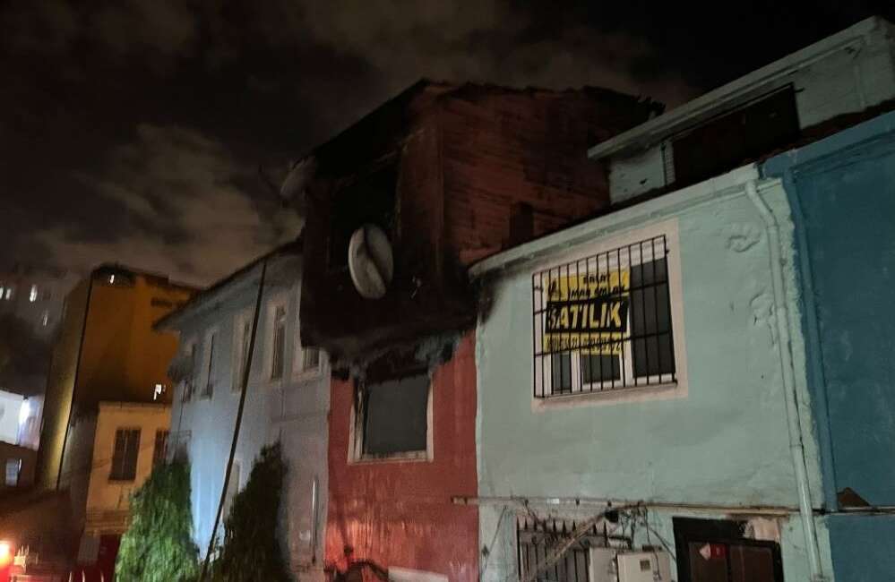 2 katlı bina alev alev yandı İstanbul Fatih’te 2 katlı