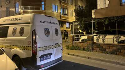 İstanbul Küçükçekmece’de iş yeri önünde