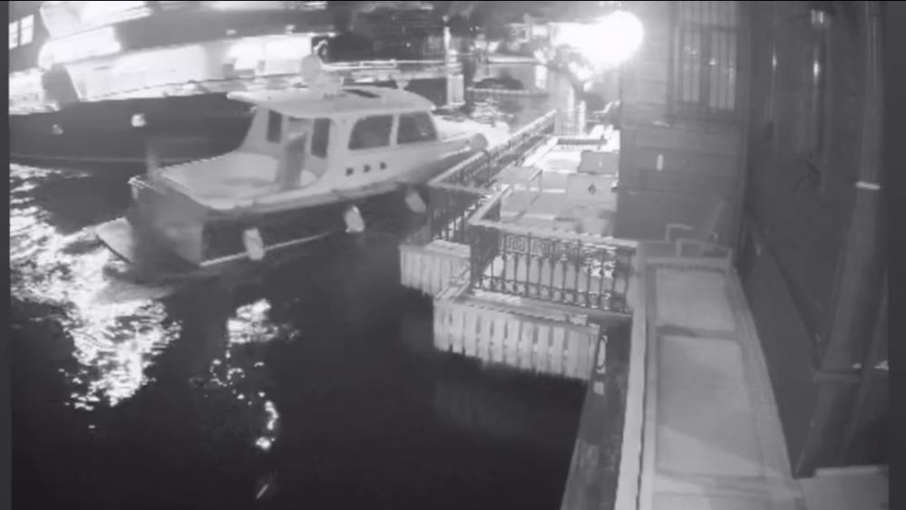Yalıya yolcu vapuru çarptı Derin Mermerci'nin Boğaz kenarındaki