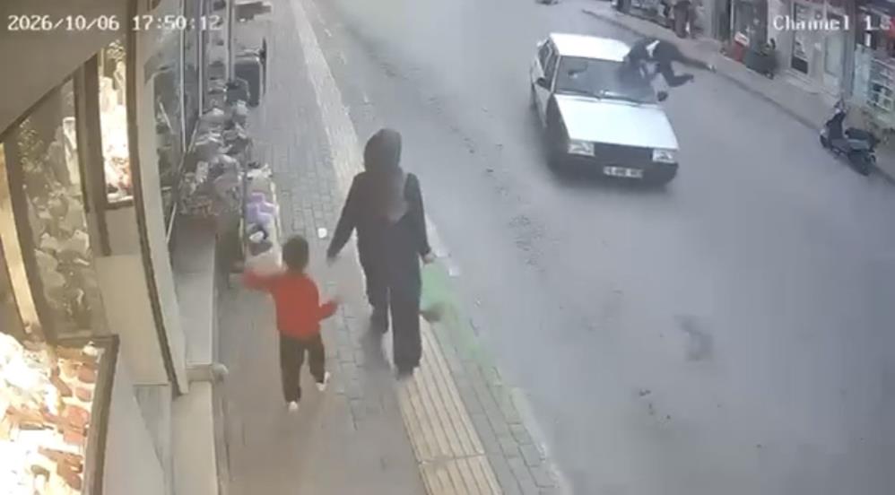 Bursa’da dehşete düşüren an; Yayaya böyle çarptı Bursa'da Tofaş marka otomobil,