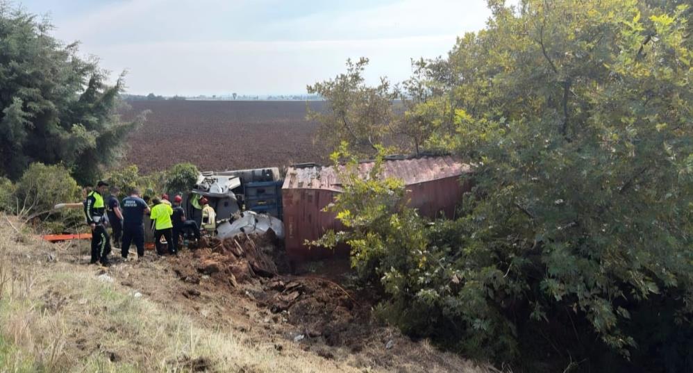 Bursa’da kontrolden çıkan tır tarlaya uçtu! Sürücü yaralı Bursa'da kontrolden çıkarak tarlaya